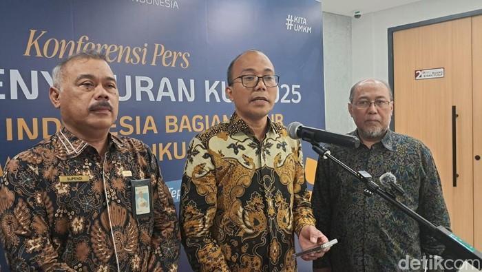 Deputi Bidang Usaha Mikro Kementerian UMKM M Riza Damanik (tengah) saat konferensi pers di Kantor OJK Sulselbar, Makassar, Kamis (28/8/2025).