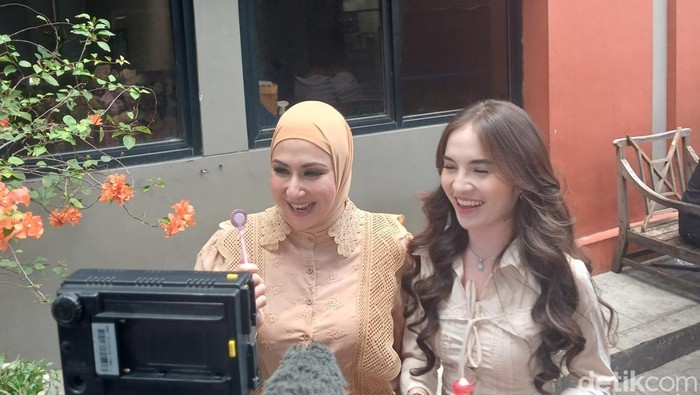 Deswita Maharani dan Elina Joerg