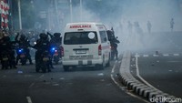Namun bentrokan kembali pecah saat pasukan Brimob bermotor menembakkan gas air mata ke arah massa aksi.