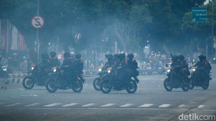 Detik-detik Bentrokan Pecah di Underpass Slipi Aksi demo 28 Agustus berujung ricuh. Bentrokan juga pecah di Underpass Slipi, Jakarta, Kamis (28/8/2025).