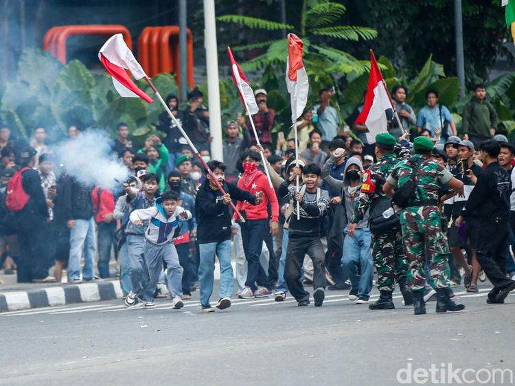 Detik-detik Bentrokan Pecah di Kolong Flyover Slipi