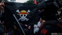 Massa aksi juga sempat memberi salam kepada polisi.