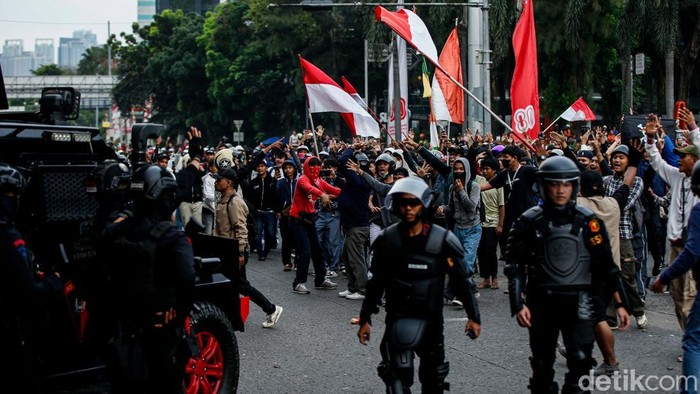 Detik-detik Bentrokan Pecah di Underpass Slipi Aksi demo 28 Agustus berujung ricuh. Bentrokan juga pecah di Underpass Slipi, Jakarta, Kamis (28/8/2025).
