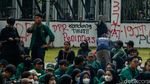Diguyur Hujan, Massa Aksi Demo DPR Pindah ke Gerbang Utama
