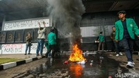 Massa aksi ini berbeda dengan massa buruh yang menggelar aksi di depan gedung DPR pada Kamis (28/8) siang.   
