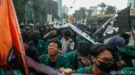 Diguyur Hujan, Massa Aksi Demo DPR Pindah ke Gerbang Utama