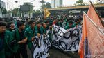 Diguyur Hujan, Massa Aksi Demo DPR Pindah ke Gerbang Utama
