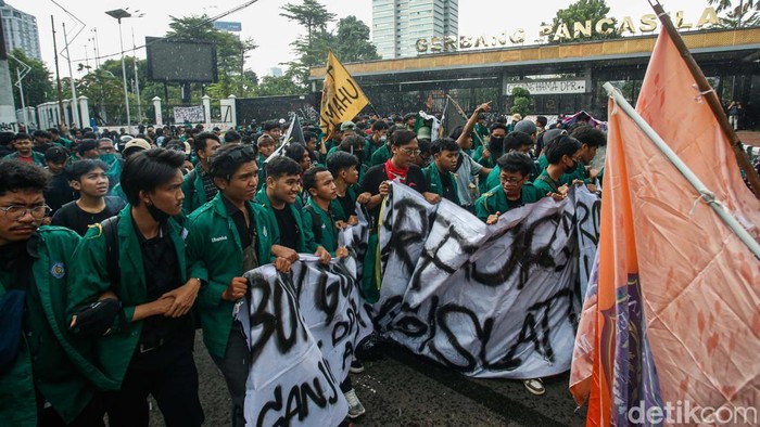 Diguyur Hujan, Massa Aksi Demo DPR Pindah ke Gerbang Pancasila Massa mahasiswa menggelar demonstrasi di Gerbang Pancasila pintu belakang kompleks DPR. Mereka menuntut terkait kinerja dan gaji anggota DPR.