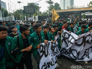 BEM SI Demo Usai Salat Jumat, Long March hingga Polda Metro Jaya