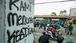 Diguyur Hujan, Massa Aksi Demo DPR Pindah ke Gerbang Utama