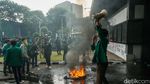 Diguyur Hujan, Massa Aksi Demo DPR Pindah ke Gerbang Utama