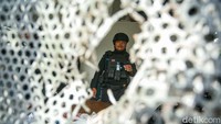 Polda Metro Jaya menurunkan 4.969 personel untuk mengamankan demo di DPR.