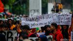 Diguyur Hujan, Massa Aksi Demo DPR Pindah ke Gerbang Utama