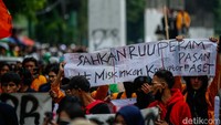 Mereka bertanya tunjangan mana yang naik? Kontrakan mana yang capai Rp 50 juta? Beras mana yang per harinya Rp 12 juta? ujar orator di atas mobil komando.  