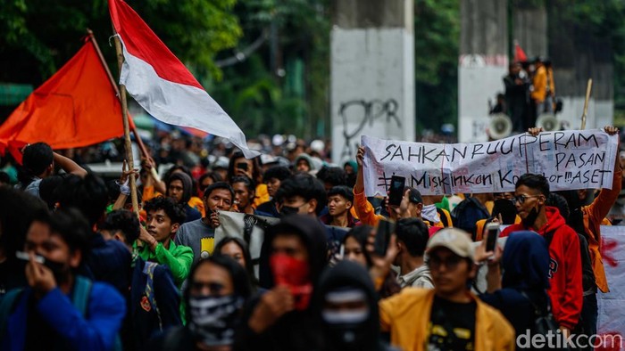 Massa mahasiswa menggelar demonstrasi di Gerbang Pancasila pintu belakang kompleks DPR. Mereka menuntut terkait kinerja dan gaji anggota DPR.
