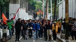 Diguyur Hujan, Massa Aksi Demo DPR Pindah ke Gerbang Utama