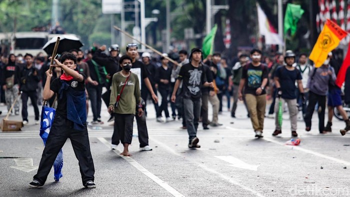 Dipukul Mundur Polisi, Massa Ricuh di Depan GBK Kericuhan terjadi di Jalan Gerbang Pemuda, kompleks Gelora Bung Karno (GBK), Jakarta, Kamis (28/8/2025). Massa yang sebelumnya berdemo di depan gedung DPR dipukul mundur aparat kepolisian.