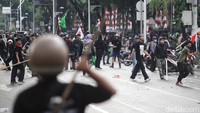 Pemukulan mundur dilakukan setelah situasi semakin tidak terkendali. Polisi menilai aksi sudah berjalan anarkis dan berpotensi mengganggu keamanan di sekitar lokasi. 