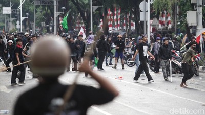 Dipukul Mundur Polisi, Massa Ricuh di Depan GBK