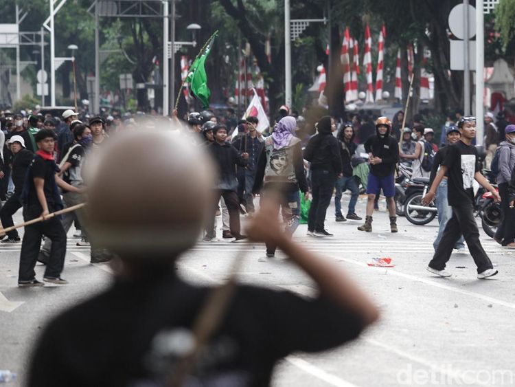 Dipukul Mundur Polisi, Massa Ricuh di Depan GBK