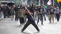 Aparat yang berjaga merespons dengan mendorong mundur massa. Dorongan dilakukan secara bertahap untuk meminimalisasi bentrokan lebih luas. 