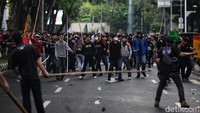 Massa kemudian berhasil dipukul mundur hingga ke kawasan Jalan Asia Afrika. Kondisi di sekitar GBK sempat tegang sebelum akhirnya situasi perlahan terkendali. 