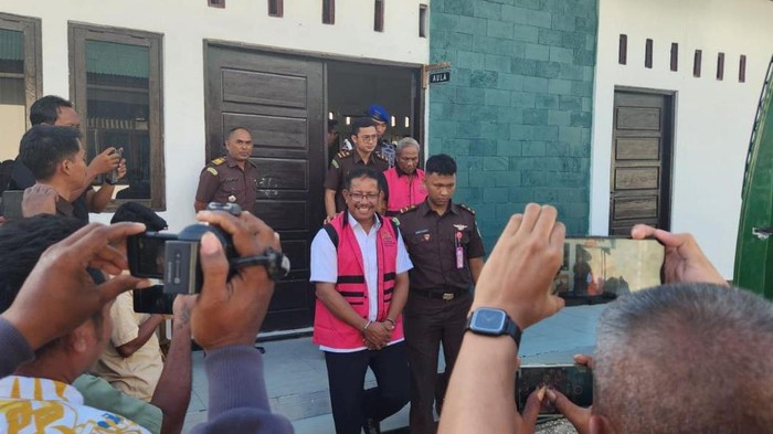 Dua tersangka korupsi UPI Dinas Perikanan Kabupaten Rote Ndao, NTT, saat digiring menuju mobil tahanan, Rabu (27/8/2025). (Dok. Kejati NTT)