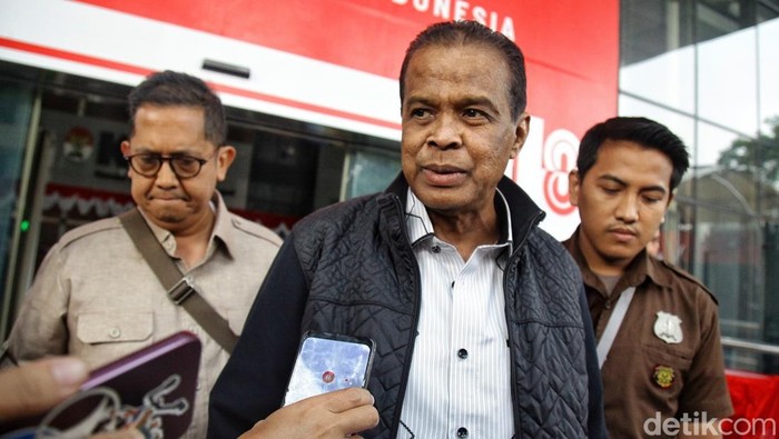 Pemilik agensi perjalanan haji Maktour, Fuad Hasan Masyhur (tengah) berjalan keluar usai menjalani pemeriksaan di Gedung Merah Putih KPK, Jakarta, Kamis (28/8/2025). KPK memanggil Fuad Hasan Masyhur sebagai saksi kasus dugaan korupsi dalam penentuan kuota dan penyelenggaraan ibadah haji pada Kementerian Agama tahun 2023-2024.