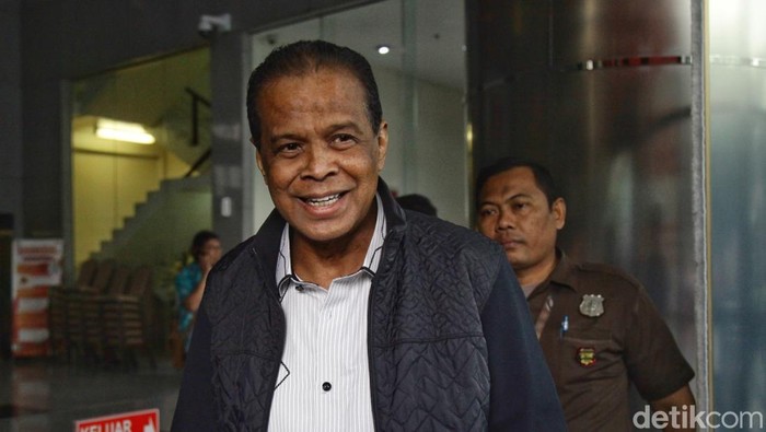 Ekspresi Bos Maktour Usai Diperiksa KPK soal Kuota Tambahan Haji Pemilik agensi perjalanan haji Maktour, Fuad Hasan Masyhur (tengah) berjalan keluar usai menjalani pemeriksaan di Gedung Merah Putih KPK, Jakarta, Kamis (28/8/2025). KPK memanggil Fuad Hasan Masyhur sebagai saksi kasus dugaan korupsi dalam penentuan kuota dan penyelenggaraan ibadah haji pada Kementerian Agama tahun 2023-2024.