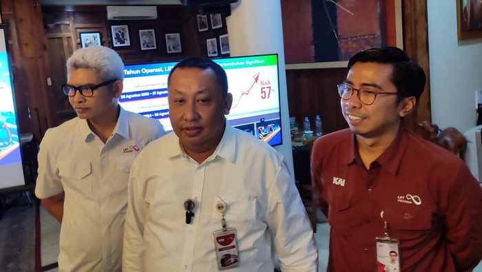 Sejumlah warga berada di dalam kereta saat mengikuti uji coba operasional terbatas kereta api ringan atau Light Rail Transit (LRT) Jabodebek, Jakarta, Minggu (27/08/2023). LRT yang melayani daerah Jakarta, Bogor, Depok, dan Bekasi tersebut akan resmi beroperasi secara komersial pada Senin 28 Agustus 2023. ANTARA FOTO/Reno Esnir/YU *** Local Caption ***