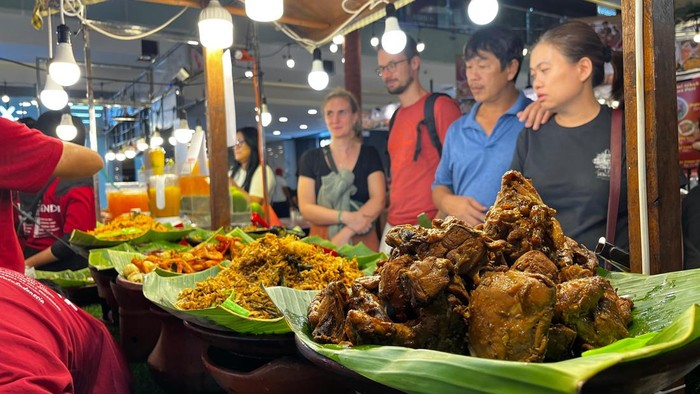 Pengunjung melihat kuliner di Festival Kuliner Tjap Legende 2025