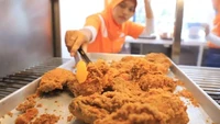 Gerai ayam goreng dari Arab, Almaz Fried Chicken mulai menjamur di Jabodetabek. Menyajikan ayam goreng dengan nasi biryani, harga sepaket makanannya dipatok mulai dari Rp 15.000an saja. Foto: Istimewa