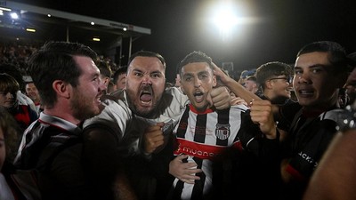 Depak MU, Suporter Grimsby Serbu Lapangan