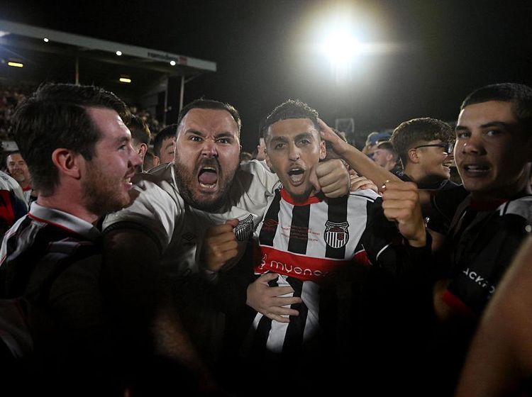 Depak MU, Suporter Grimsby Serbu Lapangan