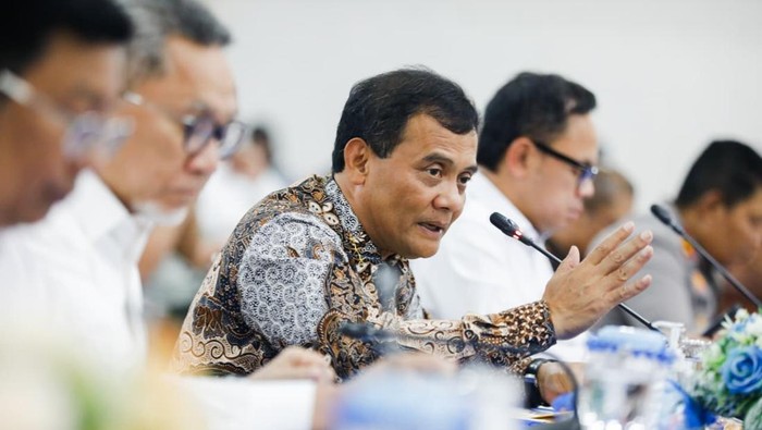 Gubernur Jateng, Ahmad Luthfi saat menghadiri rakor satgas nasional, provinsi, dan kabupaten/kota, terkait Percepatan Operasional KDKMP Provinsi Jateng di gedung Gradhika Bhakti Praja, Semarang