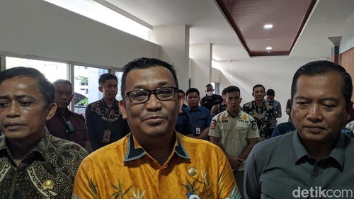 Gubernur NTB Lalu Muhamad Iqbal bersama Bupati Lombok Tengah Lalu Pathul Bahri di Mataram, Kamis (28/8/2025). (Ahmad Viqi/detikBali).