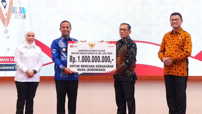 Gubernur Sulsel Andi Sudirman Sulaiman menyerahkan bantuan penanganan kebakaran di Luwu Timur.