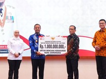 Gubernur Sulsel Serahkan Bantuan Rp 1 M untuk Korban Kebakaran di Sorowako