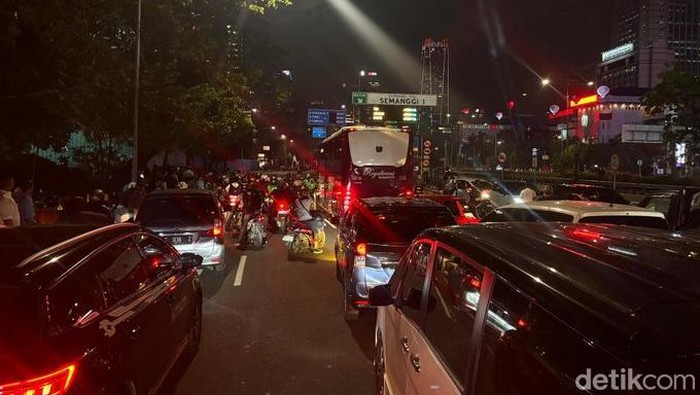 Imbas kericuhan dalam upaya pembubaran massa tersebut, sejumlah ruas jalan terdampak. Jalan Gatot Subroto di Jakarta Selatan (Jaksel) ditutup sementara. (dok TMC Polda Metro)