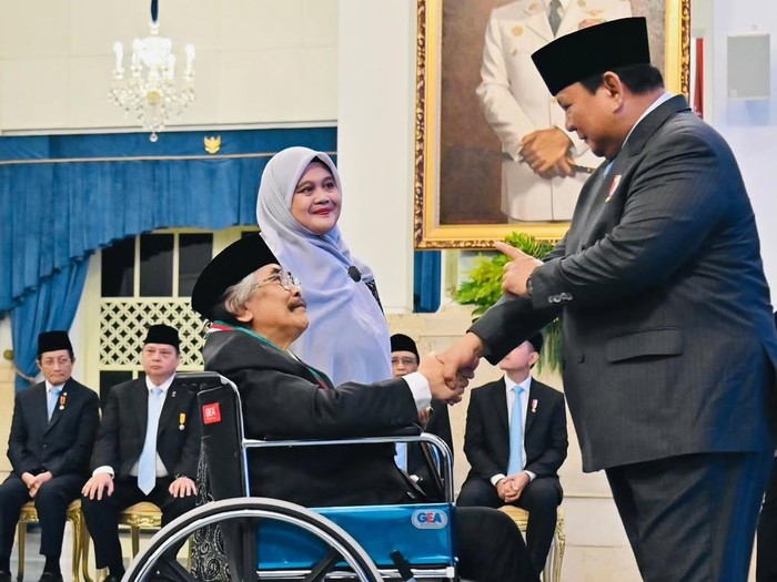 Jaja Miharja mendapatkan Bintang Budaya Parama Dharma langsung dari Presiden Prabowo Subianto, Senin (25/8/2025).