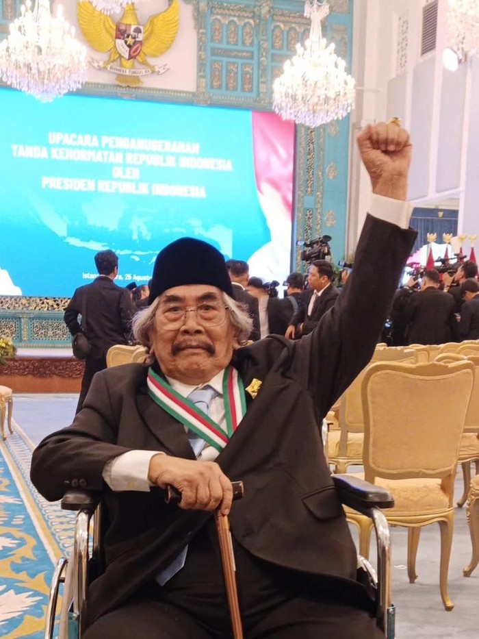 Jaja Miharja Jaja Miharja mendapatkan Bintang Budaya Parama Dharma langsung dari Presiden Prabowo Subianto, Senin (25/8/2025).