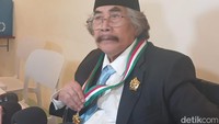 Dia menceritakan interaksi singkat bersama Prabowo saat itu. Bukan berbincang lagi, ditepuk-tepuk pundak gue. Dialog begini, Teruskan, Siap Pak saya lanjutkan. Sedap... oke gak tuh? ungkapnya penuh semangat. Foto: Febryantino/detikcom
