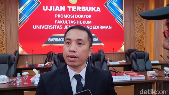 Jaksa Penyidik di Kejaksaan Agung, Sarimonang Beny Sinaga usai pemaparan disertasi terbuka untuk meraih gelar doktor ilmu hukum di Universitas Jenderal Soedirman (Unsoed) Purwokerto, Kamis (28/8/2025).
