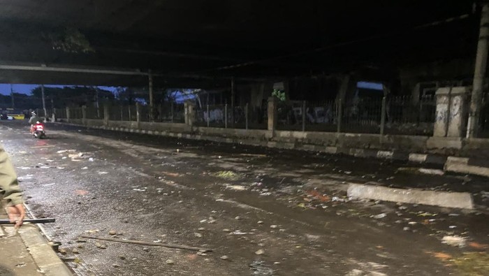 Jalan Pejompongan porak poranda gegara demo ricuh DPR
