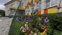 Jaring pelindung membentang di pintu masuk sekolah, bagian dari program keamanan yang diterapkan di 13 fasilitas pendidikan Belgorod. Foto: REUTERS/Anton Vergun