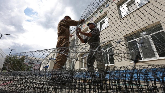 Jaring Anti-Drone Jadi Perisai Baru Sekolah di Rusia The netting is installed on the faΡade of a nursery to protect it from Ukrainian drone attacks amid Russia-Ukraine military conflict, in Belgorod, Russia, August 26, 2025. REUTERS/Anton Vergun TPX IMAGES OF THE DAY