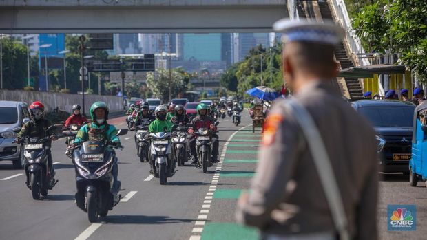 Jelang demo besar-besaran buruh ruas Jalan Jenderal Gatot Subroto hingga depan gedung DPR/MPR RI terpantau lancar. (CNBC Indonesia/Faisal Rahman)