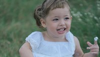 Selamat Ulang Tahun kamari. Nggak kerasa sekarang kamu udah dua tahun. Dua tahun ini jadi waktu paling indah dalam hidup mama, semua karena kamu. Dari bayi kecil mama sampai sekarang jadi anak yang ceria, pintar, dan penuh rasa ingin tahu. Setiap hari bareng kamu selalu menjadi indah buat mama, buka Jennifer Coppen dalam Instagram miliknya dilihat detikcom, Jumat (29/8/2025). Foto: dok instagram Jennifer Coppen dan Justin Hubner
