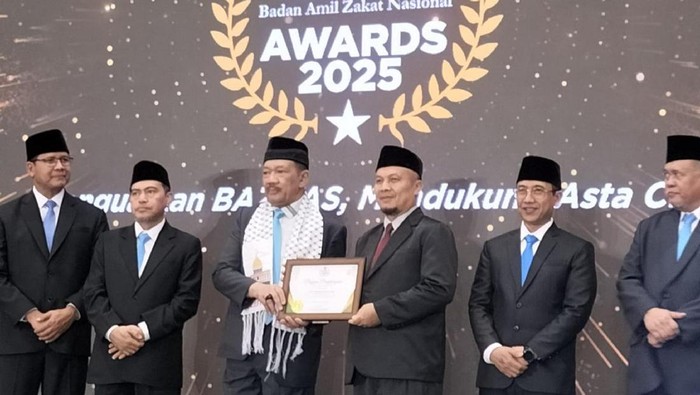 Kabag Kesra Setda Ciamis mewakili Bupati Ciamis Herdiat Sunarya menerima penghargaan dari BAZNAS.
