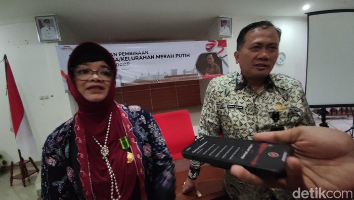 Kadis Koperasi dan UMKM Kabupaten Bogor  Iman Wahyu Budiana dan Kepala Pengurus Koperasi Sayaga, Maryeni